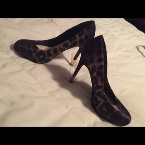 Guess pumps